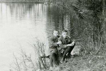 Юрий Кочетков со старшим братом Олегом. Конец 1950-х гг.