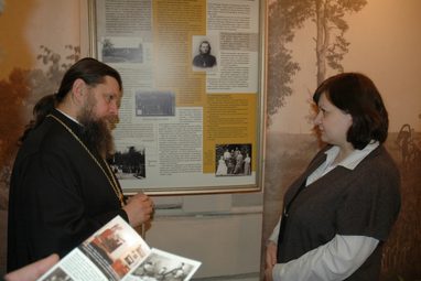 Протоиерей Андрей Изакар, председатель епархиальной комиссии по канонизации святых, и Наталия Игнатович, исследователь биографии Н.Н. Неплюева, член кафедры церковно-исторических дисциплин СФИ, на открытии выставки «Он не преклонился перед силой факта. Н.Н. Неплюев и его Крестовоздвиженское братство». Воронеж, 2013