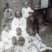 Священник Анатолий и Нина Сергеевна Жураковские с девушками из молодежной общины. Киев, 1920-е годы